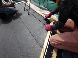 ２段目以降は、スケールで働き幅を測り、微調整をしながら、取り付けを進めて行きました。 細かな微調整・確認をすることで屋根全体の見た目を良くし、お客様に喜んでもらえるよう、綺麗に仕上げていきます。