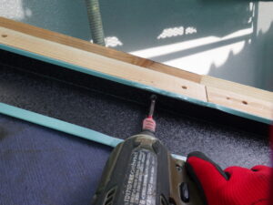 木下地の取り付け後は、ケラバ水切りを木下地に合わせて、ビスで固定していきます。