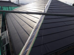 南面・東面のルーフ張り完了になります。