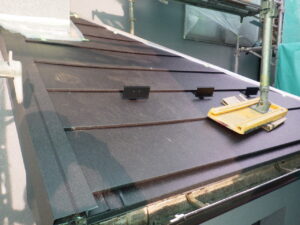 ルーフ片面の取り付け完了になります。