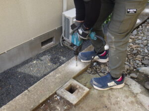 印をつけた部分に合わせてハンマードリルで真っ直ぐに穴開けを行っていきます。