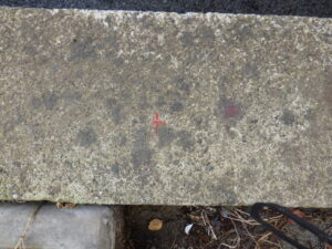 苔が出ている部分は、掃除を行い、今回使用するブロックは寸法390ｍｍのため、10ｍｍ程プラスにして400ｍｍ間隔で印をつけていきます。 10ｍｍの間隔を開けるのは、コンクリートブロックは、暑さ・寒さで僅かに伸び縮みします。 隙間がないとブロック同士が押し合ってしまい、ひび割れや浮きの原因になります。