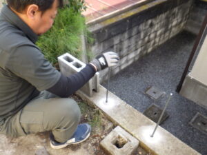 穴開け後は、鉄筋を入れていきます。 コンクリートブロックだけでは、弱い部分を補強する為になります。 ブロックは、押される力(圧縮)には強い・引っ張る力にはめちゃ弱いのですが、鉄筋を入れることで引張力を鉄筋が受け持つようになります。 他にもちょっとした揺れや地盤の動きなどで簡単にひびが入りますが、鉄筋があると、ひび割れを抑えてバラバラになるのを防ぎます。