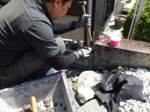 水平器で水平を確認しながら、高さの微調整を行っていきます。