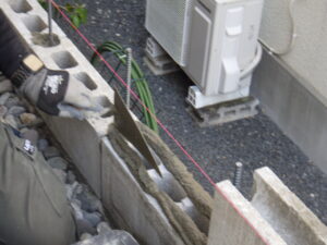 ２段目も同様に糸を張り、モルタルを入れてブロック置きを進めて行きます。