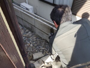 １０ｍｍ程、隙間をあけた目地にモルタルを充填している様子になります。