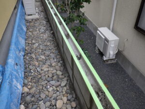 上部分にモルタルが付着しないよう、養生を最初に行っていきます。