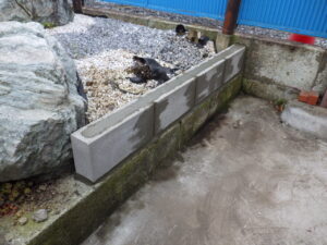 ブロックの設置完了になります。 設置後は、目地部分などの掃除を行っていき、作業終了になります。