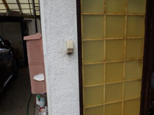 ドアインターホンの施工前になります。