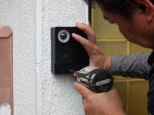 最後にインターホン本体を取り付けていきます。