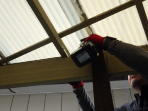 吊り金具の取り付けを行っている様子になります。 排水を良くするために、集水器に水が集まるように少し勾配をつけて取り付けていきました。