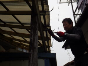 既存の軒樋を取り外し、吊り金具を撤去していきます。 吊り金具は、軒樋を支える重要な部材なので、劣化や錆が進むと強度が落ちて折れたり外れたりする危険性があるため、撤去し、新しく吊り金具を取り付けていきます。