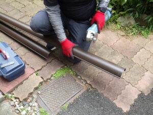 必要な寸法に合わせて、サンダーで軒樋をカットしていきます。 