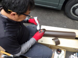 専用接着剤を塗布し、軒樋の端に付ける止まりを取り付けていきます。