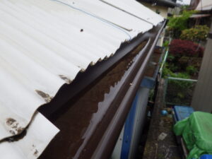 軒樋取り付け後は、実際に水を流してきちんと排水されるかの検査をしていきます。