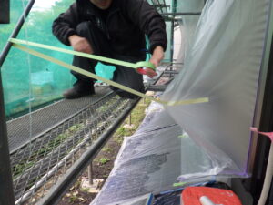 養生を進めて行きます。 吹き付け塗装をするため、シャッターをマスカーで囲い、広げて他の部分に塗布しないように養生を進めて行きました。