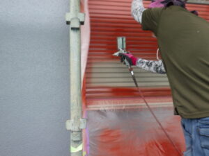 養生完了後は、錆止めの吹き付け塗装を進めて行きます。 吹き付けの距離・ガンを平行に動かす・重ね幅を一定にするなどを意識しながら、錆止めの吹き付け塗装を進めて行きました。 