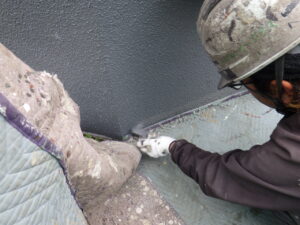 門扉の塀部分の上塗り塗装の様子になります。