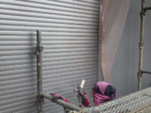 中塗り・上塗り塗装を進めていきます。