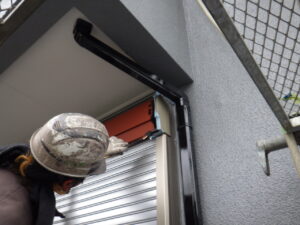 シャッターBOXの中塗り塗装を行っている様子になります。 ローラーが入らない部分は、刷毛で塗装をし、平面部分などはローラーを使って中塗り塗装を進めて行きました。