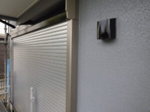 シャッターBOX・シャッターの下塗り・中塗り・上塗り塗装完了になります。