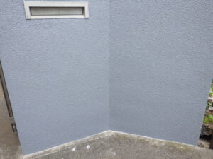 門扉の塀の上塗り塗装完了になります。