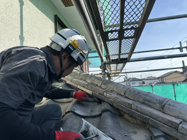 瓦屋根漆喰入れ作業