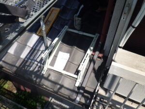 専用エアコン架台の設置完了になります。 「瓦の上に室外機を置いて瓦が割れたりしないのですか？」 A．「瓦を傷めにくい専用固定金具を使用しています。」 耐風仕様の固定金具で安定に設置している為、重い室外機を置いていても瓦が割れることはありません。