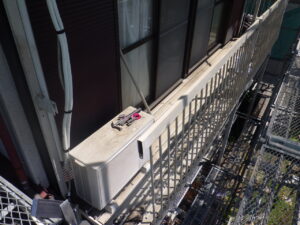 ベランダ床の解体を進めていくため、室外機を瓦屋根部分に仮設置をしていきます。