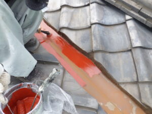 ケレン後は、錆止め塗装を行います。 錆止め塗装は、主に錆の発生・進行を防ぐことや塗装の耐久性を高めるためになります。