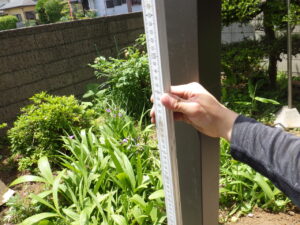 穴を掘り、レベルで高さ調整を行っていきます。 
