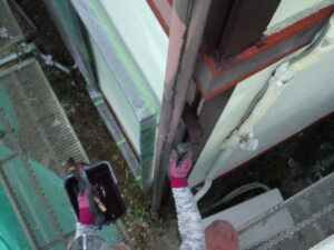 下塗りが乾いたら、中塗り塗装を進めて行きます。 中塗り塗装で使用している塗料は、「スーパーシリコン コーヒーブラウン」になります。 コーナーの木部は、外壁の角にあるため、雨風や日差しの影響を受けやすく、劣化すると【色あせ・ひび割れ・塗膜の剥がれ・腐食・吸水による傷み】などが起きやすくなります。 そこで、スーパーシリコン塗装を行うことで、【防水性向上・耐候性向上・汚れが付きにくくなる・艶や色味を整える・木部の耐久性向上】といった効果があります。 『コーヒーブラウン』は、落ち着いた茶系カラーなので、木目や外壁とも合わせやすく、重圧感のある仕上がりになりやすいです。