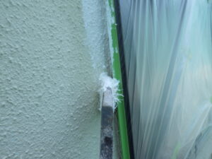 ローラーが入らない部分は、刷毛で先にダメ込みをしていきます。