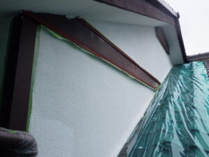 外壁の下塗り塗装完了になります。