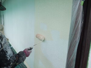 外壁の下塗り塗装が完了したら、中塗り塗装を進めて行きます。