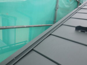 ケラバ板金の取り付け完了になります。