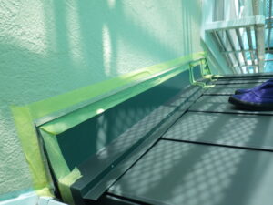 下屋根部分のコーキング充填前になります。