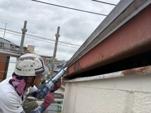 破風板を嵌めていく前にコーキング充填を行います。