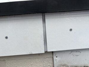 破風板同士の間にバックアップ材を入れていきました。