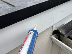 目地部や釘頭にコーキング充填をしている様子になります。