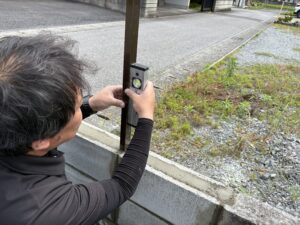 柱を設置している様子になります。