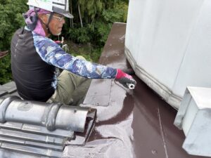 上塗り塗装を進めて行きます。
