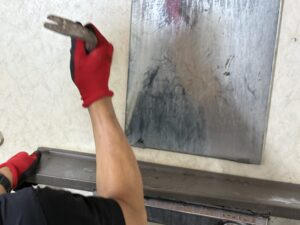 早速、浴室の解体作業を進めて行きます。
