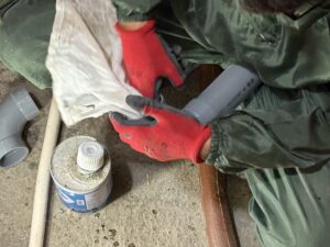 配管の接続作業に移ります。 専用接着剤を塗布し、エルボと配管を接続していきます。 