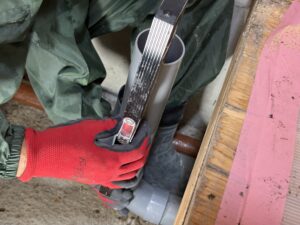 接続後は、水平器で確認をしながら、微調整を行います。