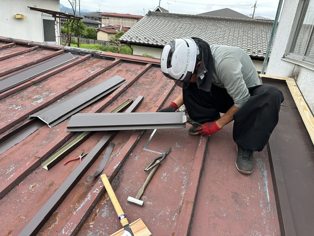 壁水切り板金を加工している様子