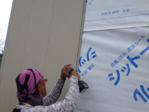 サイディングを縦葺きで進めて行きます