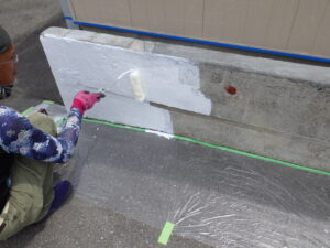 基礎の塗装作業に移ります。