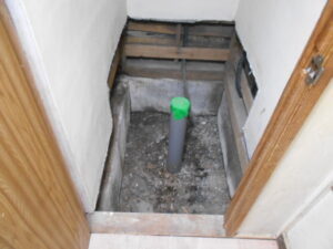 貫板の撤去が終わり、トイレの解体が完了になります。