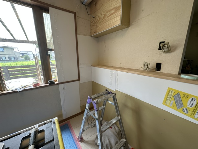 宇都宮市 キッチン移設 クロス キッチンパネル施工